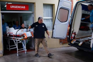 La madre de Bastián habló antes de subir con su hijo al avión sanitario para su traslado