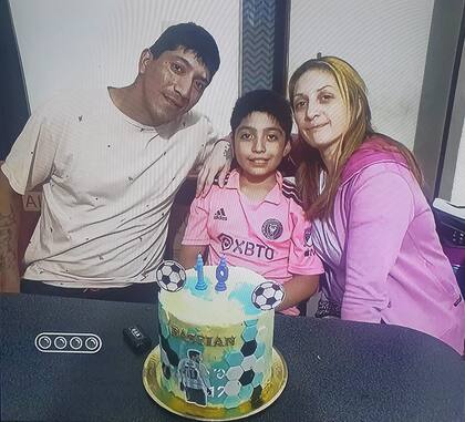Bastián Escalante Montoya, el chico asesinado en Wilde, con sus padres