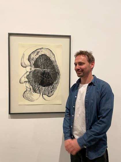 Basualdo con uno de sus dibujos, que dirigen la mirada hacia el interior de la mente. “Hay que cerrar el párpado y seguir mirando" dice Basualdo