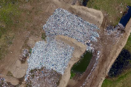 Toma aérea del basural a cielo abierto desde el dron de LA NACION
