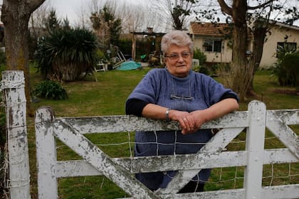 Stella Maris Ianuzzi, de 74 años, vecina del basural Pavon. El agua de pozo que usa para regar la huerta de donde saca los vegetales que luego consume, sale marrón y con olor a basura