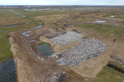 Desde el dron de LA NACION se pueden ver las enormes montañas de basura. Al costado de las bolsas que se acumulan al aire libre, está enterrada la basura que data de hace 25 años, sin ningún tipo de tratamiento. En promedio arrojan 100 toneladas de residuos por día