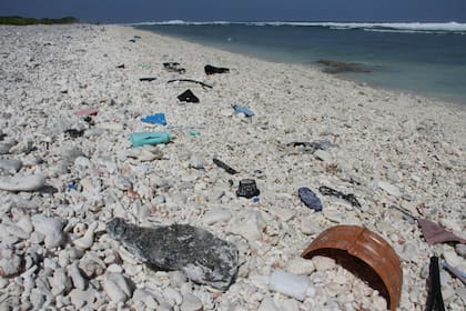 Basura acumulada en la isla Wake, en el Pacífico