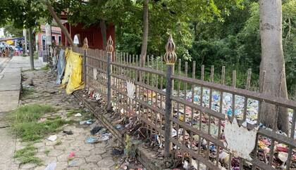 Basura sin recoger a la entrada de Lumbini