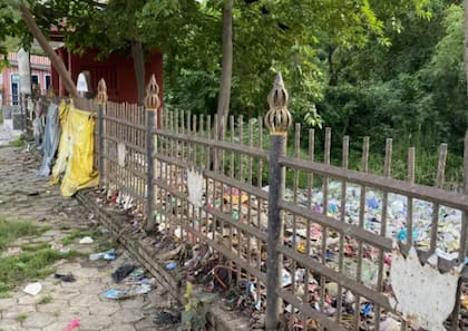 Basura sin recoger a la entrada de Lumbini
