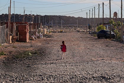 El barrio pegado a una de las riquezas más grandes del país donde los niños viven de lo que otros tiran