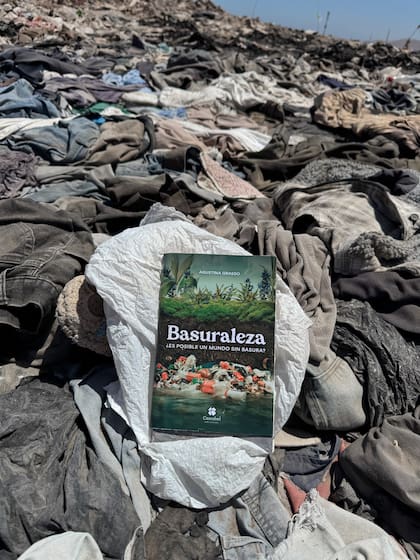 Basuraleza es un libro que retrata, a través de crónicas, la cadena de la basura, las desigualdades que conlleva y las consecuencias de la acumulación
