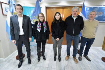 Batakis y Kirchner junto a Ignacio Perincioli, ministro de Economía de Santa Cruz, el secretario de Estado, Daniel Copertari y el secretario legal y Técnico, Sergio Sepúlveda.