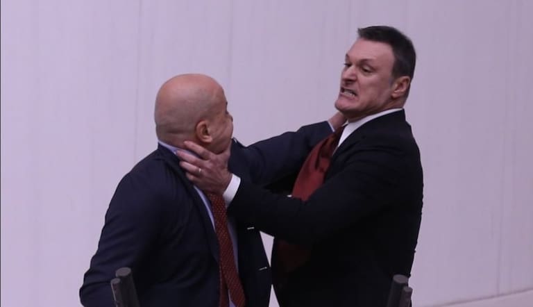 Video | Batalla campal en el parlamento de Turquía entre oficialistas, kurdos y la izquierda