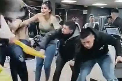 Batalla campal entre un grupo de jovenes en un local de comidas rápidas de Monte Grande