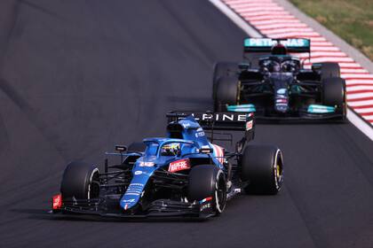 Batalla entre campeones: Fernando Alonso y Lewis Hamilton sostuvieron una batalla estratégica durante diez giros en el Gran Premio de Hungría; el español, con 40 años, brilló para el equipo Alpine