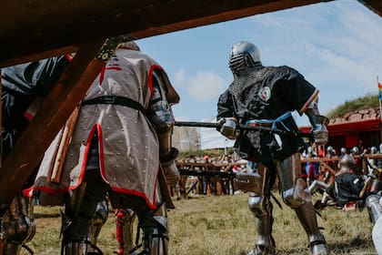 Batallas que evocan la historia, recreadas bajo estrictas normas de seguridad y con equipamiento fiel a la época