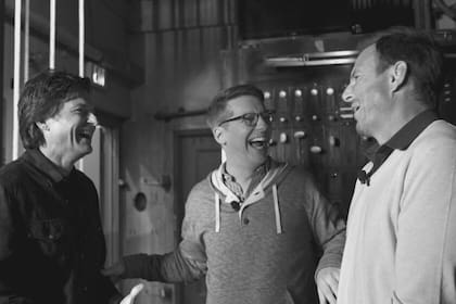 Bateman, Sean Hayes y Will Arnett en un pasaje de la serie documental sobre su exitoso podcast, Smartless