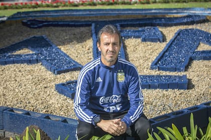 El Bocha Batista en la AFA, con un escudo que todavía tenía dos estrellas; su trabajo contribuyo con el progreso de jugadores que se coronaron en Qatar