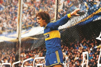 Batistuta celebra colgado del alambrado que da a la tribuna popular local, durante el 6 a 1 a Racing