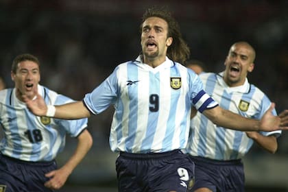 Batistuta, como "9" y capitán, celebrando un gol con la selección argentina