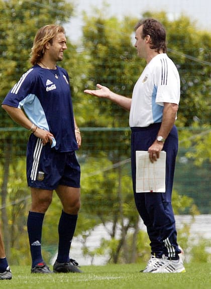 Batistuta y Bielsa, durante el Mundial 2002 que fue una decepción para la Argentina