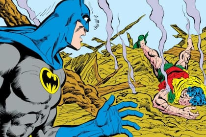 Batman encuentra sin vida a Robin en el arco "Una muerte en la familia", un momento que redefinió su vida heroica.