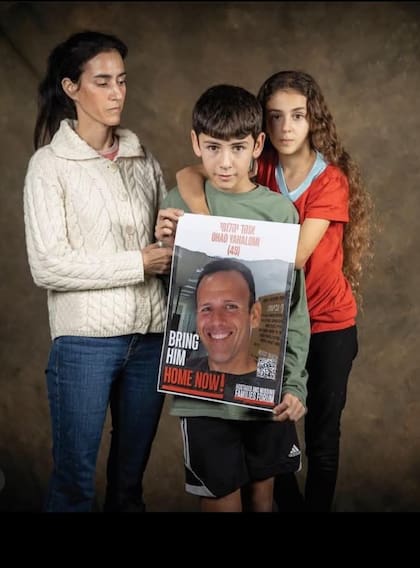 Batsheva, Eitan y Yaël Yahalomi con una foto de Ohad