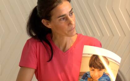 Batsheva Yahalomi con una foto de su hijo Eitan