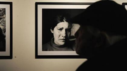 Battaglia, conocida como la "fotógrafa de la mafia", trabajó para periódicos sicilianos documentando la vida cotidiana de la mafia y sus efectos