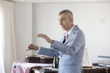 Batuta en mano, Nelson Castro encuentra en la dirección orquestal otra forma de epifanía musical