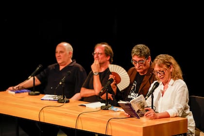 Bauer, Kohan, Link y Pomeraniec en plena lectura