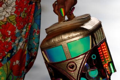 Baúl de mano con forma de ómnibus. Manish Arora