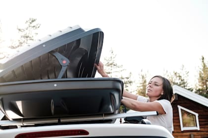 Baúles para el techo. Una solución eficaz, cómoda y aerodinámica para transportar los elementos que no pueden almacenarse en el baúl del vehículo
