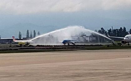 Bautismo del primer vuelo Córdoba-Santiago, en el aeropuerto de la capital cordobesa