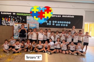 Tiene 8 años y les entregó medallas a sus compañeros por su compromiso con la inclusión