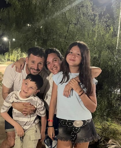 Bautista, junto a sus papás y su hermana mayor