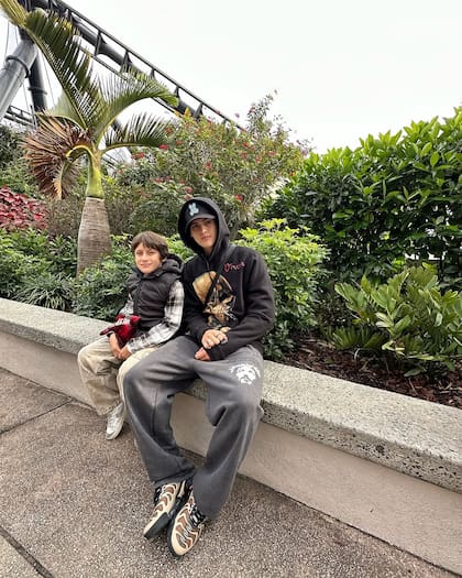 Bautista Vicuña junto a Benicio, el menor de sus hermanos varones por parte de su madre (el más chico es Amancio, fruto de la relación de Benjamín con Eugenia "China" Suárez). "Un poco de facha con el enano", escribió el influencer en sus historias de Instagram