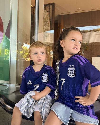 Bautista y Francesca, alentaron a su papá con la camiseta número siete y vieron el Mundial con su madre en la Argentina (Foto: Instagram @camihoms)