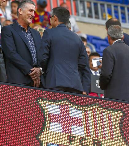 Bauza charla con Bartoméu, el presidente de Barcelona, durante su visita al Camp Npu cuando se hizo cargo de la selección