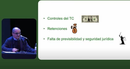 Bauzá en su exposición muestra una placa realizada para la jornada anterior, donde los inconvenientes que tiene el sector continúan
