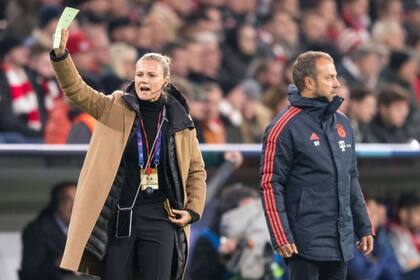 En una rueda de prensa tras la reanudación del fútbol, el DT del Bayern Munich, agradeció a Krüger su buena labor durante la pandemia porque todos los jugadores regresaron en excelente estado físico