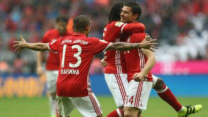 Bayern festeja el gol de Xabi Alonso