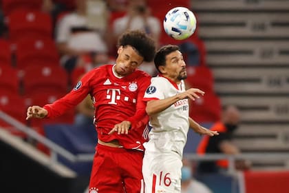 Leroy Sane y Jesús Navas luchan por la pelota en Sevilla-Bayern Munich