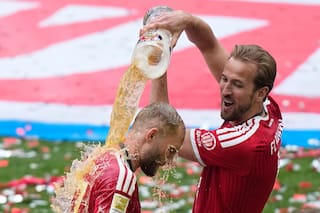 Bayern Múnich por fin recibe el trofeo de la Bundesliga y celebra