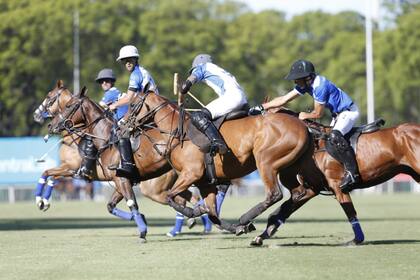 Bayugar avanza apurado por Ulloa, que se estira para trabajarle el taco; más adelante están dos Facundo, rivales: Pieres y Fernández Llorente.