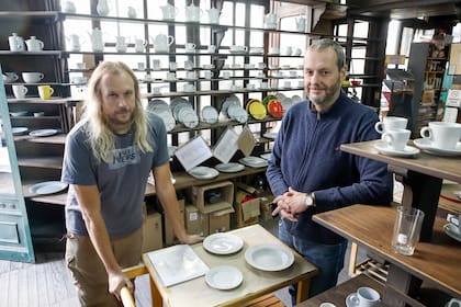 Mariano y Marcelo Cuevas, 3ra generación al frente del Bazar


