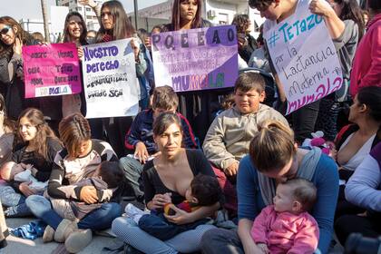 Tetazo masivo para poder amamantar en lugares públicos