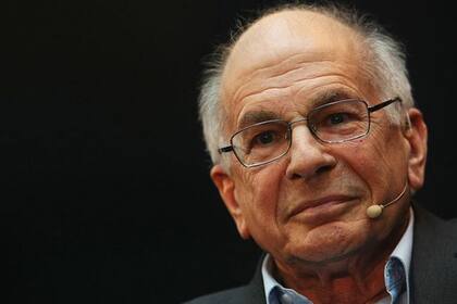 Daniel Kahneman ganó el Premio Nobel de Economía en 2002 "por haber integrado aspectos de la investigación psicológica en la ciencia económica, especialmente en lo que se refiere al juicio humano y la toma de decisiones en entornos de incertidumbre". 