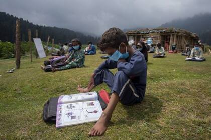 Clases al aire libre en Cachemira: "al poner a los niños en mayor contacto con la naturaleza, se crea una discusión sobre las prácticas de enseñanza".