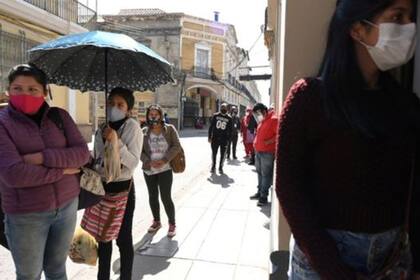 En ciudades como Cochabamba, Bolivia, la población ha llegado a hacer cola para adquirir dióxido de cloro. 