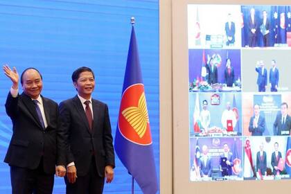 El primer ministro de Vietnam, Xuan Phuc; y el ministro de Industria y Comercio, Tran Tuan Anh, fueron anfitriones de la cumbre virtual en la que se firmó el acuerdo.