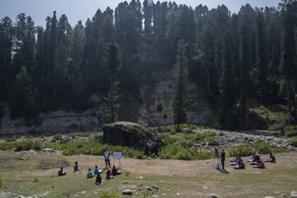 En Cachemira, los niños estudian al aire libre, incluso en condiciones climáticas impredecibles, ya que el "aula nueva" está al pie de la cordillera del Himalaya.