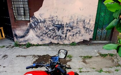 BBC Mundo recorrió la colonia San José del Pino de Santa Tecla, otrora bastión de la MS-13, en la que hoy la única presencia visible de la estructura criminal son estos grafitis mal borrados