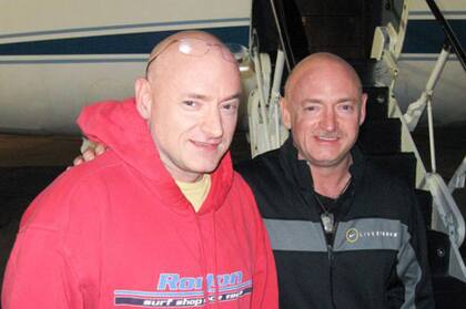 Algunos de los cambios experimentados por Scott Kelly (izq) se revirtieron tras su regreso a la Tierra